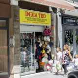 Il nostro viaggio si conclude dall�altro lato di via Melo, quello �centrale�. Entriamo in una bigotteria (posta accanto al primo e unico �sexy shop� barese)...